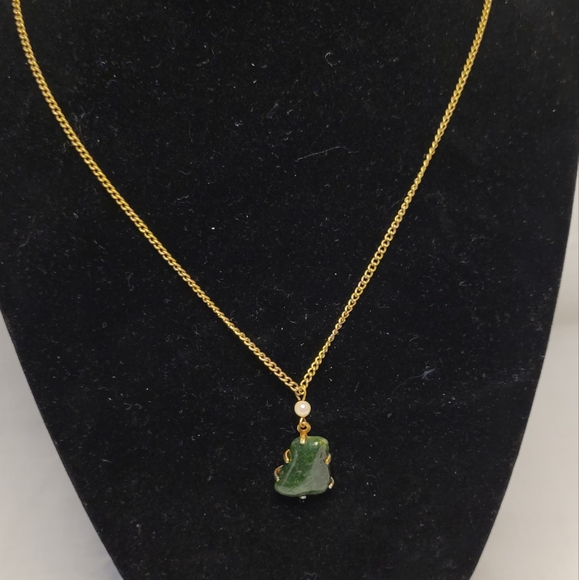 Gold chain necklace with faux jade pendant - Picture 1 of 3